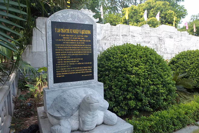 Bên cạnh tượng là hình ảnh rùa đá cõng bia đá, trên bia ghi thân thế sự nghiệp và quê hương của Hoàng thái hậu Ỷ Lan.