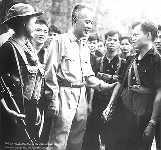  Luật sư Nguyễn Hữu Thọ và các chiến sĩ Quân giải phóng, năm 1964. Ảnh: TƯ LIỆU