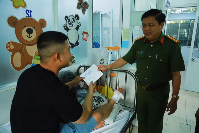  Lãnh đạo Công an quận Hải Châu thăm hỏi, động viên Trung úy bị tai nạn khi truy đuổi tội phạm