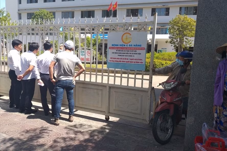 Một bệnh viện tại Đà Nẵng bị phong toả sau khi xuất hiện 1 ca mắc COVID-19. Ảnh: Nguyễn Hồng