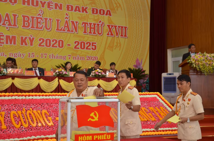  Các đại biểu bỏ phiếu bầu đoàn đại biểu đi dự Đại hội đại biểu Đảng bộ tỉnh lần thứ XVI, nhiệm kỳ 2020-2025. Ảnh: Phương Linh