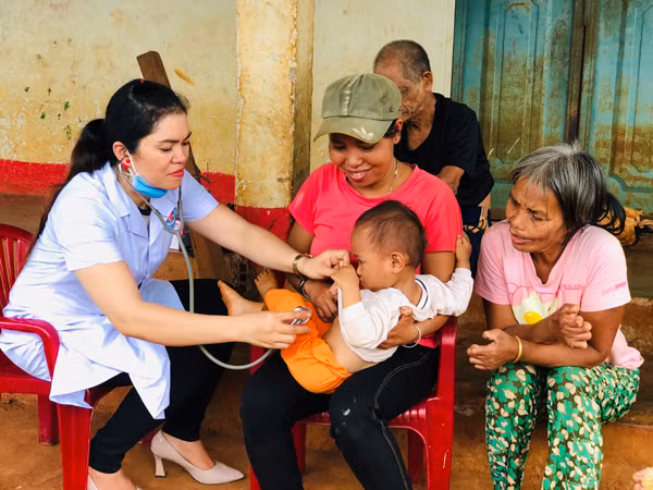 Bác sĩ Rơ Châm Byih-Trạm trưởng Trạm y tế xã Ia O khám bệnh cho người dân ở làng Tal. Ảnh: P.L