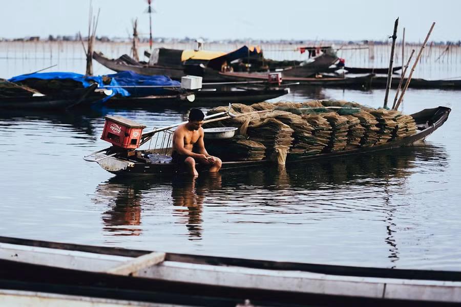 Đêm đến, bạn bè cùng nhau đàn hát, trò chuyện giữa cảnh trời trăng thanh gió mát, mênh mông sông nước. Và thêm một điều thú vị không kém là cùng ngư dân đi bắt tôm cá về nấu cháo ăn khuya.