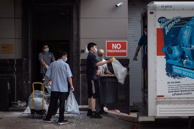 Nhân viên lãnh sự quán Trung Quốc ở Houston dọn dẹp đồ đạc lên xe tải - Ảnh: Reuters