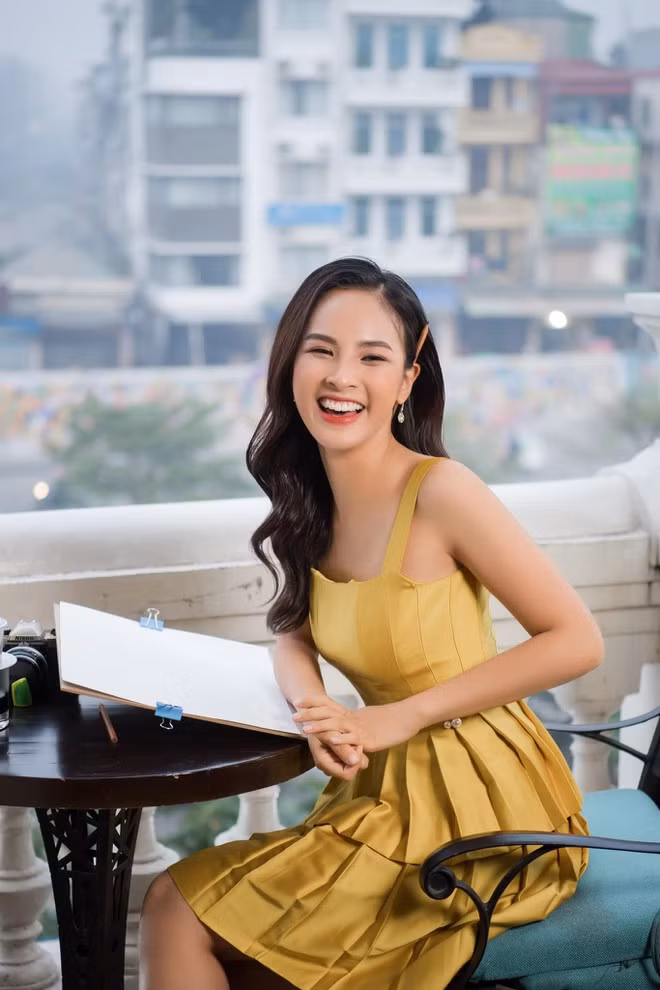 Quỳnh Nga sinh năm 1995, từng là sinh viên của Trường đại học Ngoại thương Hà Nội. Cô sở hữu ngoại hình thon gọn, gương mặt thanh tú. Quỳnh Nga ghi điểm bởi lối dẫn dắt lưu loát cùng nụ cười khả ái. Cô cho biết nhiều người nhận xét mình có nét giống Á hậu Dương Trương Thiên Lý, Ngọc Hân hay còn có nét hao hao cả Hạ Vi nữa. Cô rất vui vì nhận được sự yêu quý và quan tâm của mọi người ẢNH: FBNV