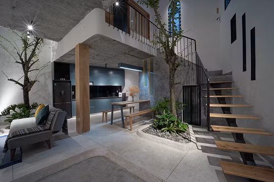 Đứng trước khó khăn này, giải pháp chủ nhà đặt ra là tạo cho căn nhà những khối vuông bên trong và các không gian thông thủy phụ trợ để đảm bảo các phòng đều có nắng và gió. Đứng trước khó khăn này, giải pháp chủ nhà đặt ra là tạo cho căn nhà những khối vuông bên trong và các không gian thông thủy phụ trợ để đảm bảo các phòng đều có nắng và gió.