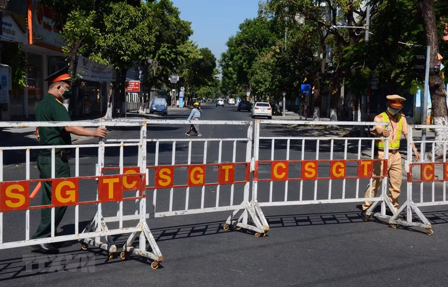 Dưới sự phối hợp của các lực lượng Công an, Quân đội, Dân phòng, việc phong tỏa được giám sát nghiêm ngặt 24/24 giờ. (Ảnh: Quốc Dũng/TTXVN)