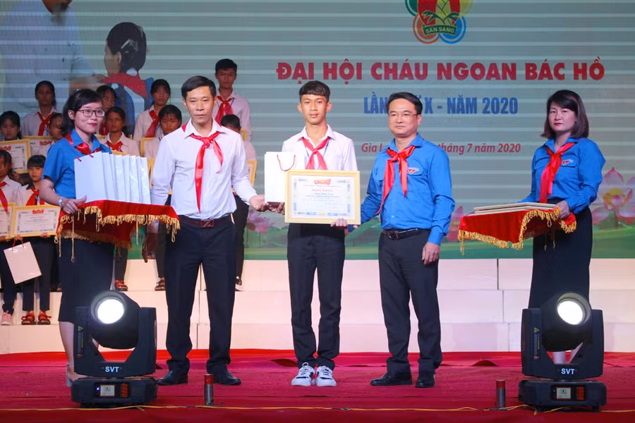 Anh Đỗ Duy Nam (thứ 2 từ phải qua)-Phó Bí thư Tỉnh Đoàn, Chủ tich Hội đồng Đội tỉnh và anh Nguyễn Minh Trưởng (thứ 4 từ phải qua)-Chủ tịch Hội Nông dân tỉnh tặng bằng khen cho các đội viên tiêu biểu. Ảnh: Phan Lài 