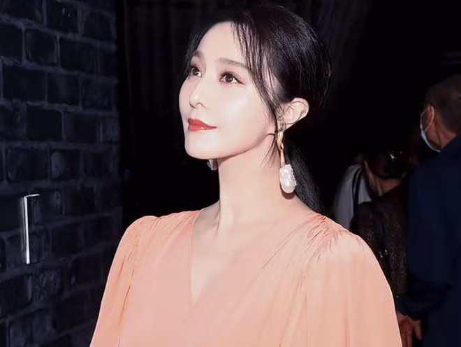 Phạm Băng Băng gây chú ý lớn khi lần đầu công khai dự sự kiện ẢNH: FANPAGE FAN BING BING