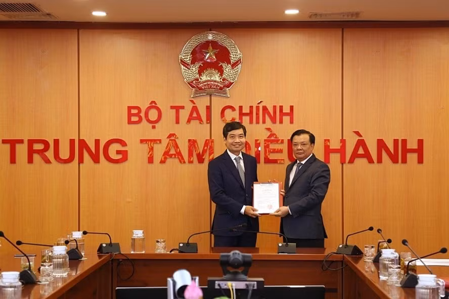 Thừa ủy quyền của Thủ tướng Chính phủ, Bộ trưởng Bộ Tài chính Đinh Tiến Dũng đã trao Quyết định bổ nhiệm ông Tạ Anh Tuấn. Ảnh Hồng Vân.