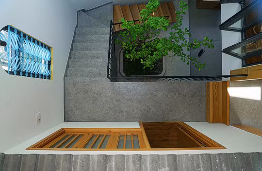 Cũng bởi tận dụng được các yếu tố thiên nhiên như nắng, gió, cây cối mà căn nhà tiết kiệm được rất nhiều năng lượng dành cho quạt, đèn... Cũng bởi tận dụng được các yếu tố thiên nhiên như nắng, gió, cây cối mà căn nhà tiết kiệm được rất nhiều năng lượng dành cho quạt, đèn...