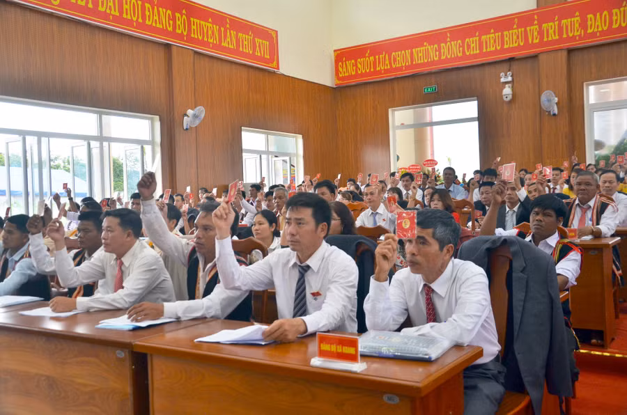 Các đại biểu biểu quyết thống nhất các chỉ tiêu đại hội đặt ra cho nhiệm kỳ 2020-2025. Ảnh: Phương Linh