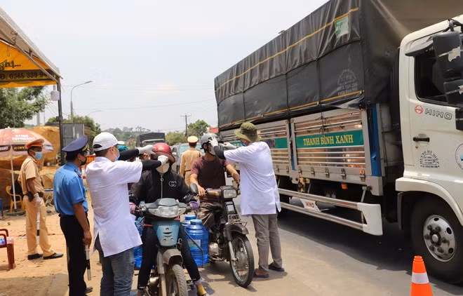 Kiểm tra phòng dịch Covid-19 trên quốc lộ 20 địa bàn tỉnh Lâm Đồng ẢNH: LÂM VIÊN