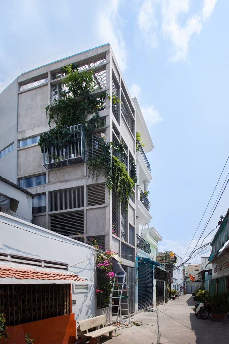 Ngôi nhà trở nên nổi bật hơn trong khu phố với thiết kế riêng cùng nhiều cây xanh sẽ giúp giảm được khói bụi và ô nhiễm từ môi trường.