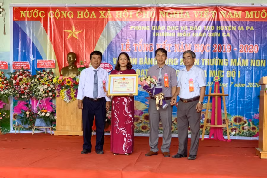 Lãnh đạo HĐND, UBND, Phòng Giáo dục huyện trao bằng công nhận trường đạt chuẩn quốc gia mức độ I cho Trường Mẫu giáo Sơn Ca. Ảnh: Vũ Chi