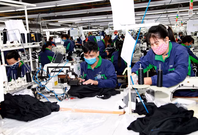 Lao động nên tỉnh táo đưa ra quyết định phù hợp, không nên vì lợi trước mắt mà rút BHXH một lần (Ảnh minh họa: Công nhân Công ty ty May TNG Thái Nguyên). Ảnh: T.N