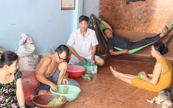 Những người ở góp vui vẻ, thân tình ở hẻm Phùng Chí Kiên, quận Tân Phú - Ảnh: LÊ VÂN
