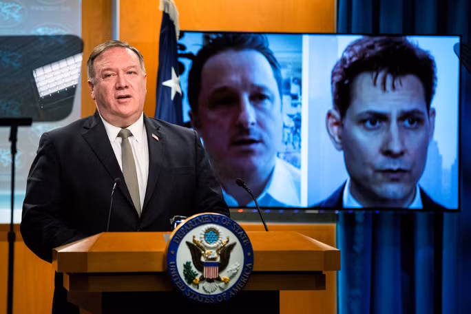  Ngoại trưởng Mỹ Mike Pompeo tại cuộc họp báo hôm 1-7 với hình ảnh 2 người Canada bị bắt giữ ở Trung Quốc ở phía sau. Ảnh: Reuters