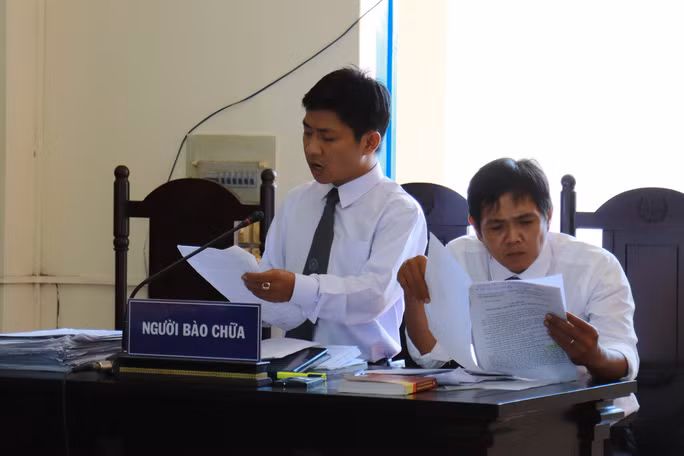 Các luật sư bào chữa cho bị cáo Nguyễn Hữu Quảng