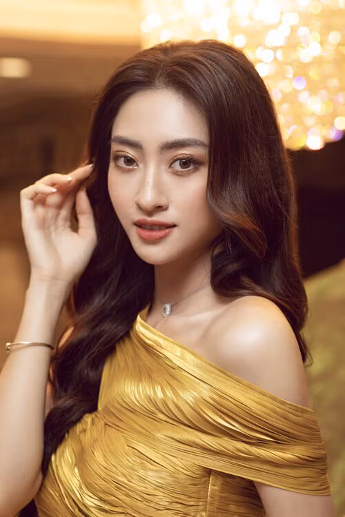 Sau gần 1 năm đăng quang, Lương Thùy Linh đã ghi dấu trong lòng người hâm mộ nhờ vẻ đẹp, trí tuệ và thành tích Top 12 Miss World 2019.