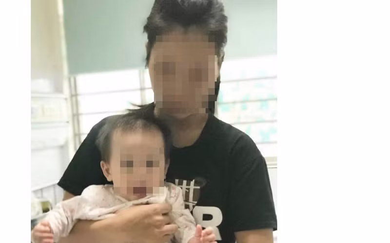 Bệnh nhi đang điều trị tay chân miệng tại Bệnh viện Nhi Trung ương.