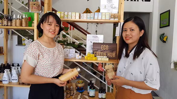 Thu Hương (trái) và Ngọc Trâm bên các sản phẩm thân thiện môi trường có trong hệ sinh thái xanh của mình - Ảnh: CÔNG TRIỆU