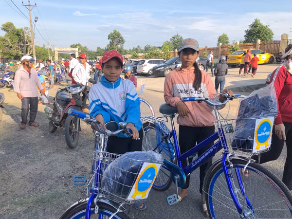 Các em học sinh Trường Tiểu học và THCS Tơ Tung (xã Tơ Tung, huyện Kbang) phấn khởi được tặng xe đạp mới. Ảnh: Ngọc Minh