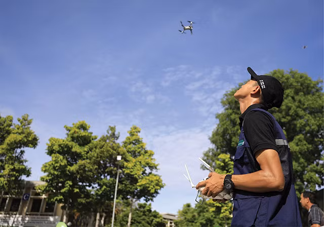  AgriDrone Việt Nam thao tác điều khiển máy bay không người lái tại sự kiện “Huế bay cao cùng nông nghiệp Việt Nam”