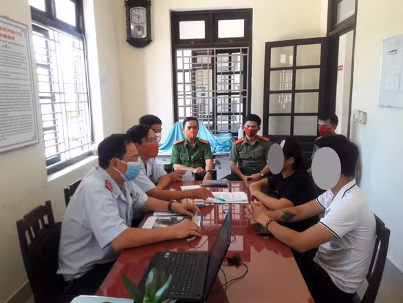 Cơ quan chức năng làm việc với chị H. (chủ tài khoản Facebook Vương Huyền Túi) - Ảnh: Cơ quan chức năng cung cấp