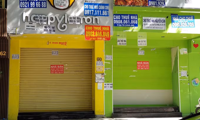 Nhà phố mặt tiền đang rao bán hoặc cho thuê trên đường Ngô Đức Kế, đoạn gần phố đi bộ Nguyễn Huệ, quận 1, TP HCM ngày 22/7. Ảnh: Trung Tín.