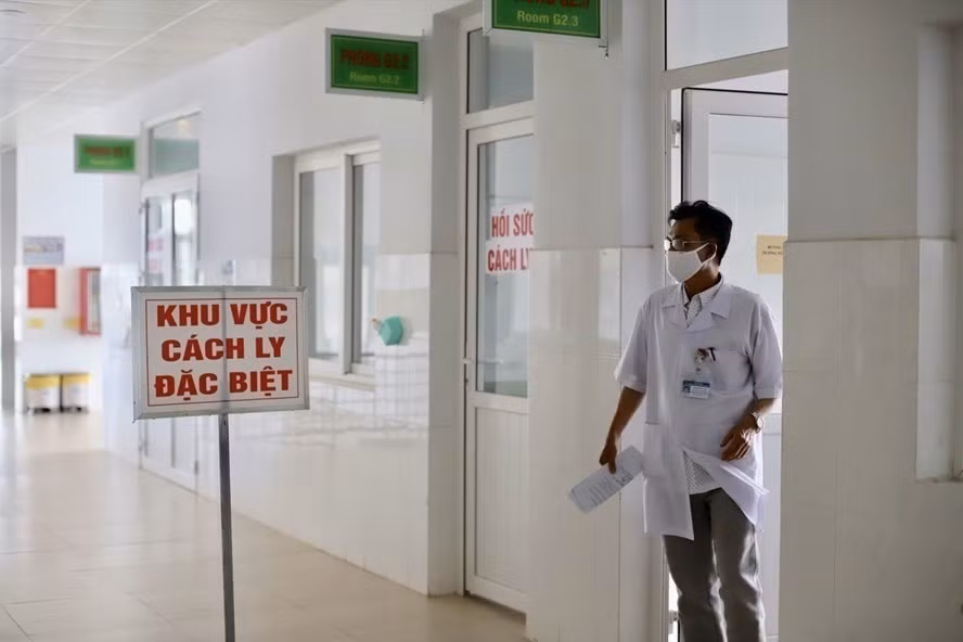  Tập trung điều trị cho bệnh nhân mắc COVID-19. Ảnh: Hữu Long.