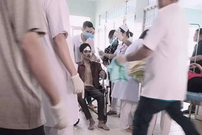 Nạn nhân vụ tai nạn được đưa vào bệnh viện cấp cứu. Ảnh: Đức Nhật Nạn nhân vụ tai nạn được đưa vào bệnh viện cấp cứu - Ảnh: Đức Nhật