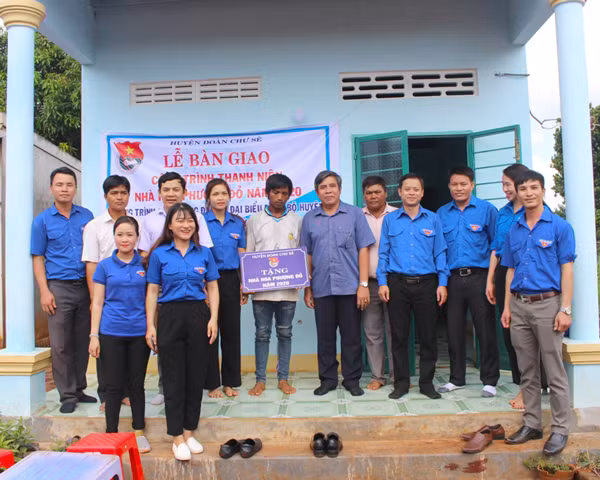 Bàn giao nhà Hoa phượng đỏ cho thanh niên Kpuih Pích (làng Dơ Nông Ó, xã Kông Htok. Ảnh: Phan Lài 