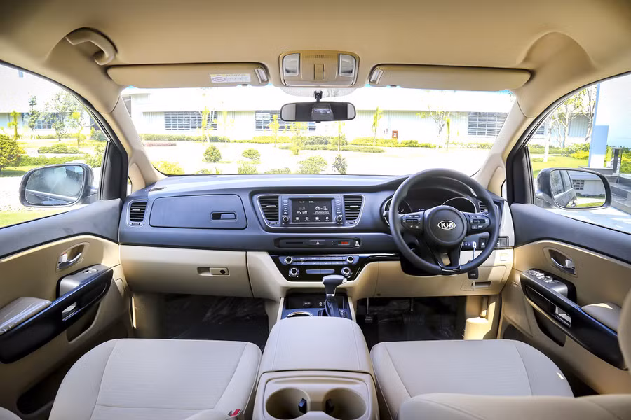 Nội thất bên trong Kia Grand Carnival sang trọng và có tay lái bên phải theo luật giao thông Thái Lan