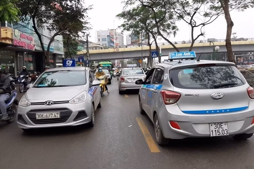  Taxi là phương tiện phải chuyển đổi biển số sang màu vàng theo thông tư 58 Bộ Công an. Ảnh: L.Anh