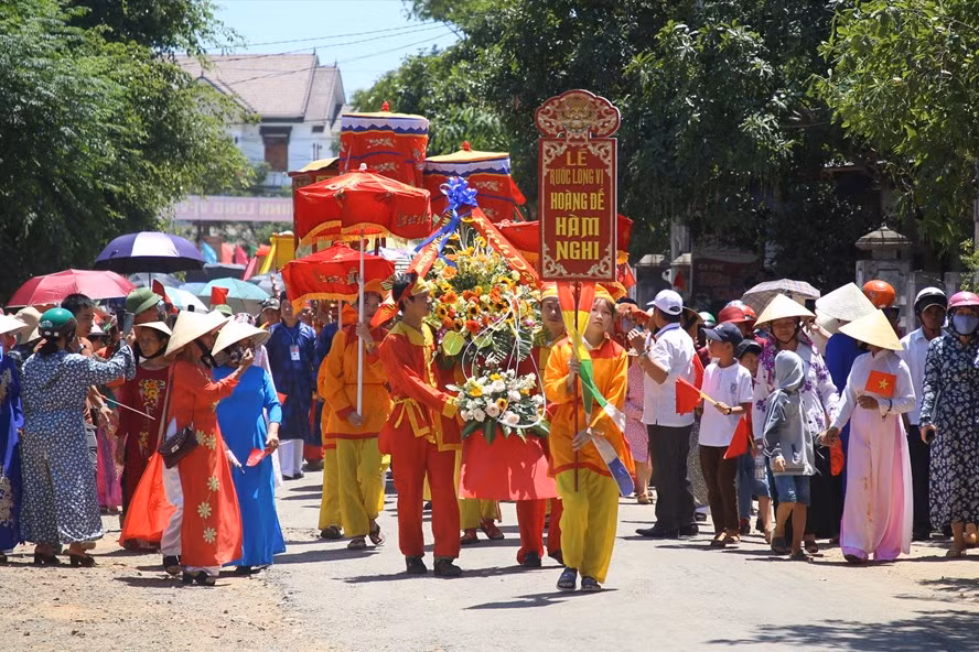 Người dân tỉnh Quảng Trị ra đường đón Long vị vua Hàm Nghi. Ảnh: Hưng Thơ Người dân tỉnh Quảng Trị ra đường đón Long vị vua Hàm Nghi. Ảnh: Hưng Thơ