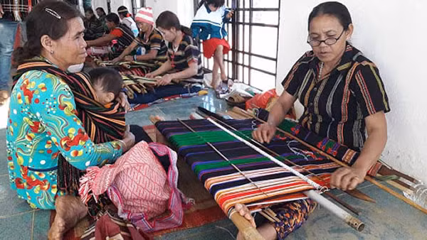Nghề dệt thổ cẩm còn tồn tại nhiều ở các buôn làng Đắk Nông. Nghề dệt thổ cẩm còn tồn tại nhiều ở các buôn làng Đắk Nông.