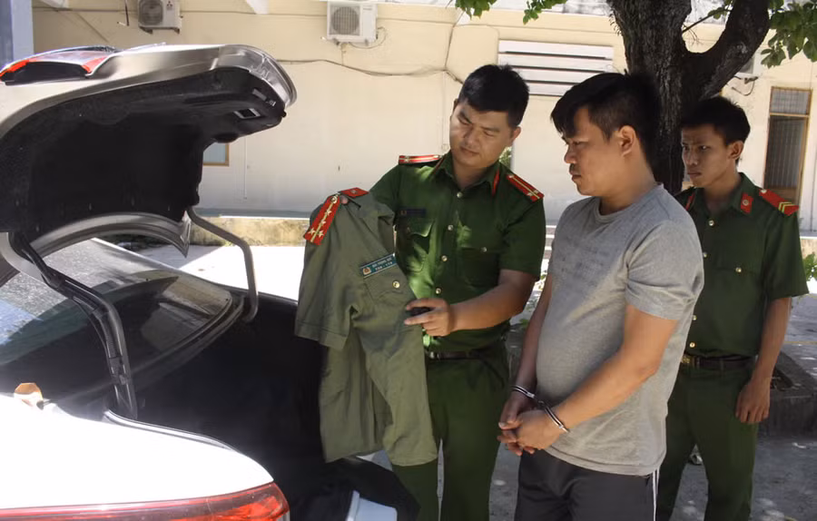  Bùi Trọng Qúi chứng kiến việc khám xét xe ô tô BKS 43A-147.38