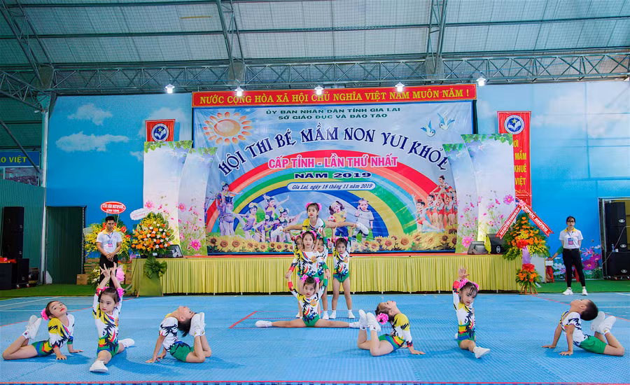 Trẻ tự tin biểu diễn tại Hội thi bé mầm non vui khỏe cấp tỉnh lần thứ nhất. Ảnh: Hồng Thi 