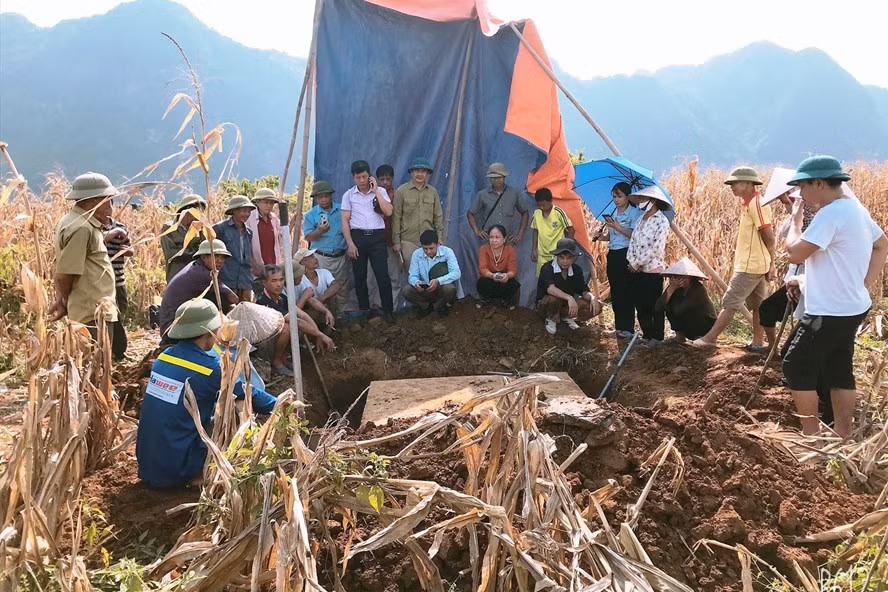 Sập đá cổ được người dân phát hiện nằm ngay dưới mặt ruộng. Ảnh: Diệu Anh Sập đá cổ này được người dân phát hiện nằm ngay dưới mặt ruộng trong lúc canh tác. Ảnh: Diệu Anh