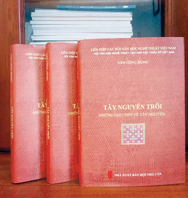 Bìa sách “Tây Nguyên trôi”. Ảnh: Phạm Đức Long 