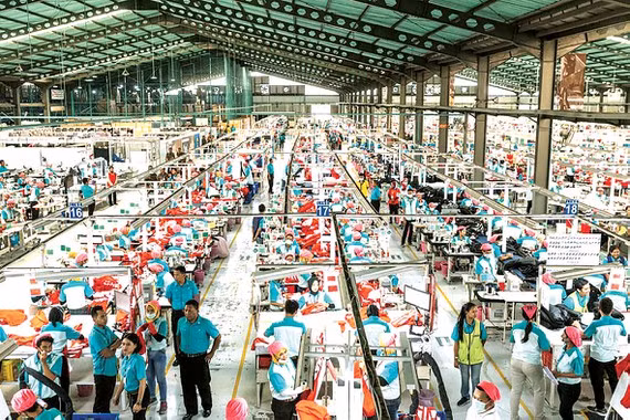  Một nhà máy dệt may tại Solo, Trung Java, Indonesia