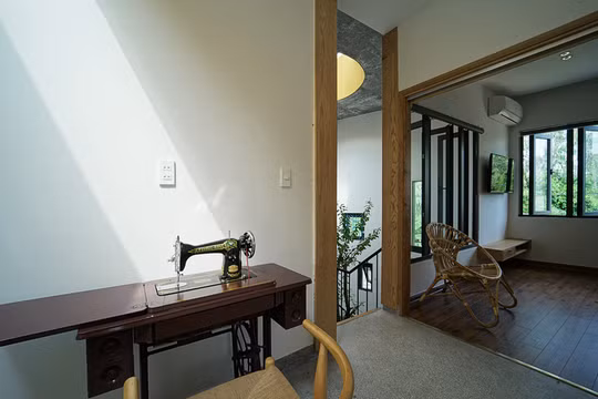 Căn nhà tận dụng ánh sáng tự nhiên và cây xanh ở tất cả các không gian. Căn nhà tận dụng ánh sáng tự nhiên và cây xanh ở tất cả các không gian.