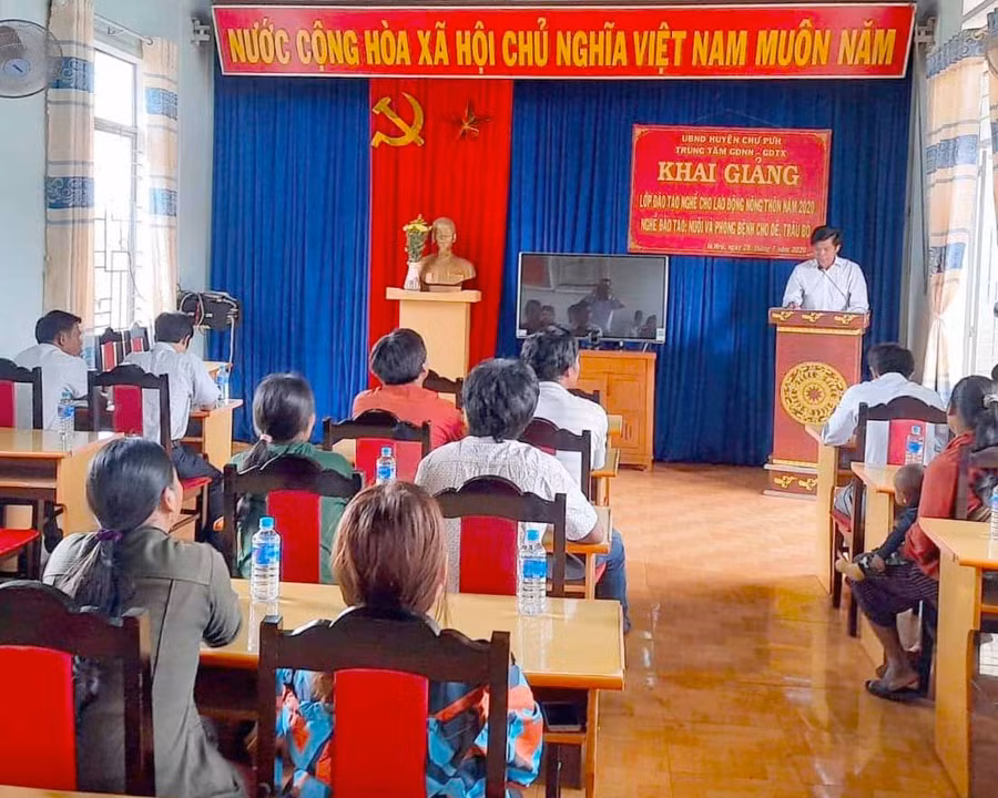 Khai giảng lớp nghề nuôi dê và trâu bò. Ảnh: Anh Thư 