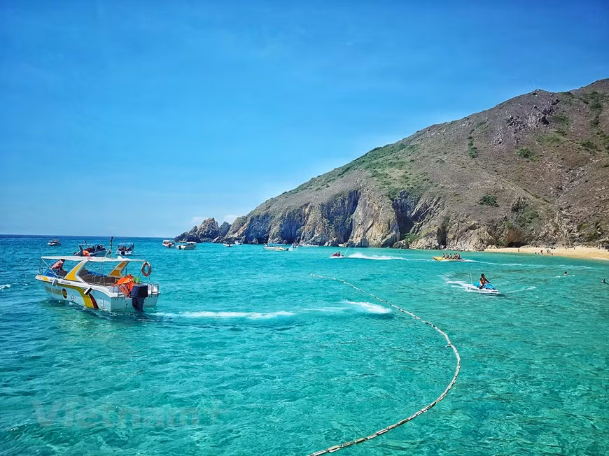 Ngoài các hoạt động tắm, lặn du khách có thể chơi môtô nước, dù kéo, cắm lều trại, thuê chòi thư giãn bên bờ biển, hoặc nghỉ tại khách sạn ngay trong khu du lịch. (Ảnh: Xuân Mai/Vietnam+) Ngoài các hoạt động tắm, lặn du khách có thể chơi môtô nước, dù kéo, cắm lều trại, thuê chòi thư giãn bên bờ biển, hoặc nghỉ tại khách sạn ngay trong khu du lịch. (Ảnh: Xuân Mai/Vietnam+)