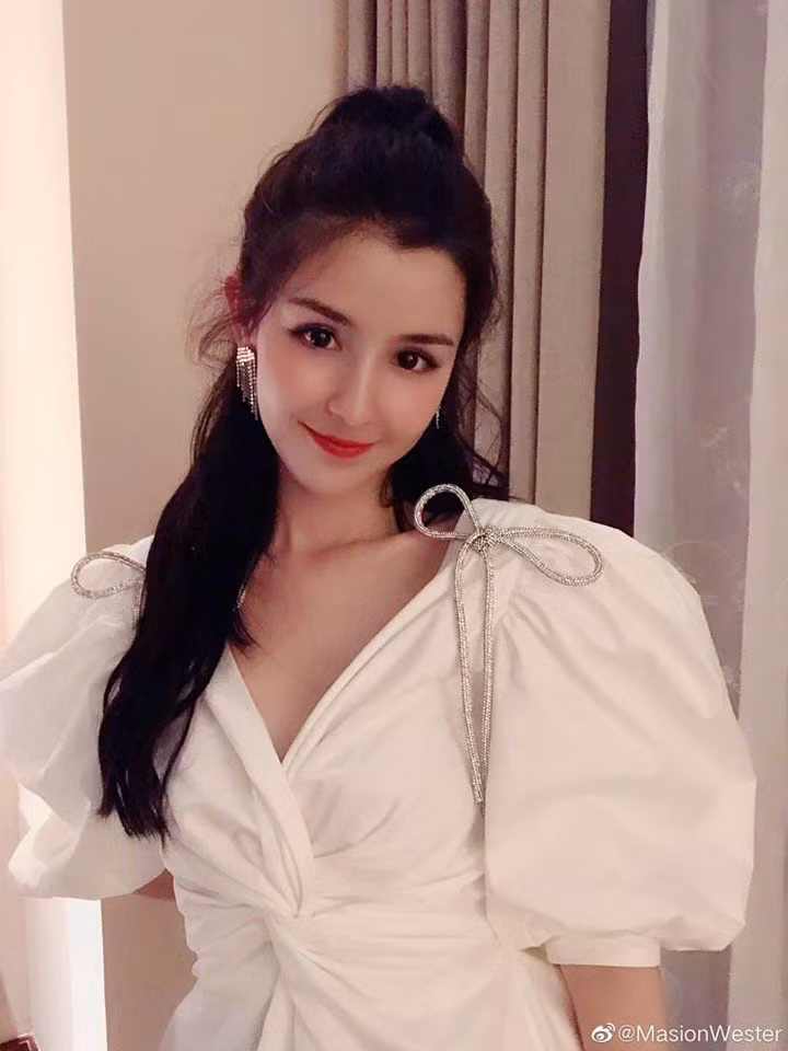 Chuyện tình cảm ồn ào của Cáp Ni Khắc Tư từng khiến cô mắt điểm trong mắt fan.
