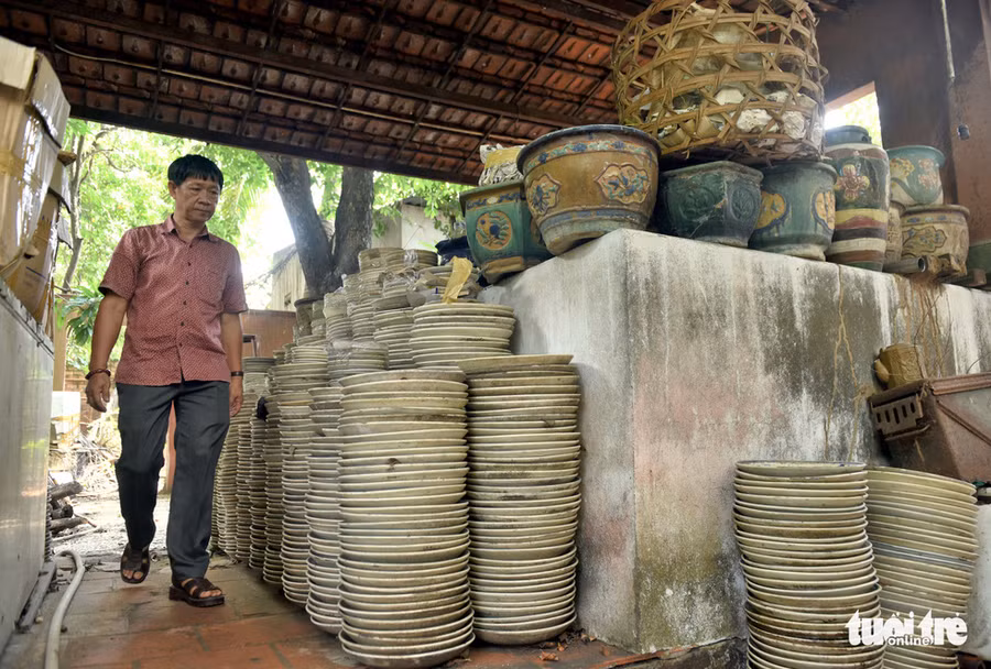 Những món đồ gốm sứ được anh Tường để mọi ngóc ngách trong nhà - Ảnh: DUYÊN PHAN