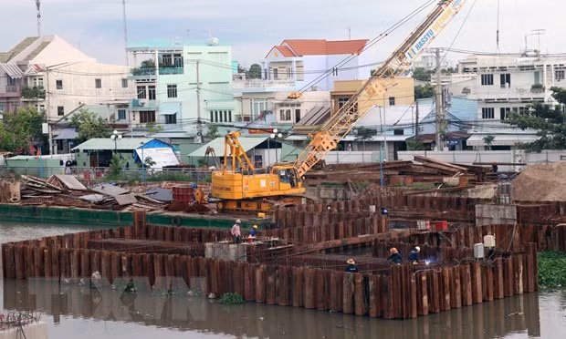 Thi công công trình thủy lợi cống Kênh Nhánh, thành phố Rạch Giá, giúp ngăn mặn, giữ ngọt cho vùng Tứ giác Long Xuyên. (Ảnh: Lê Huy Hải/TTXVN) Thi công công trình thủy lợi cống Kênh Nhánh, thành phố Rạch Giá, giúp ngăn mặn, giữ ngọt cho vùng Tứ giác Long Xuyên. (Ảnh: Lê Huy Hải/TTXVN)