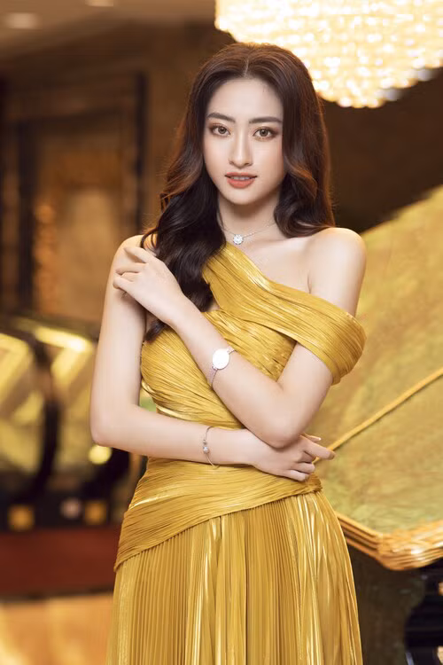 Mới đây, Hoa hậu Lương Thùy Linh gây chú ý khi diện bộ váy vàng rực rỡ khoe khéo đôi chân dài 1m22 trứ danh trong showbiz Việt tham dự một sự kiện.