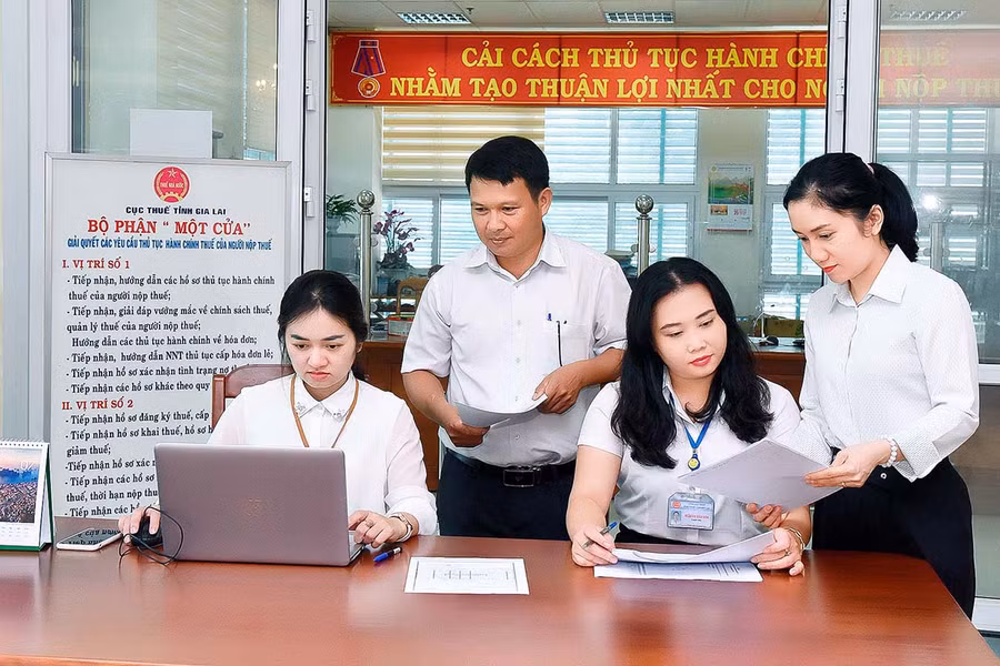 Cục Thuế tỉnh tăng cường giám sát hồ sơ khai thuế để đôn đốc các tổ chức, cá nhân thực hiện kịp thời nghĩa vụ thuế vào ngân sách nhà nước. Ảnh: ĐỨC THỤY 
